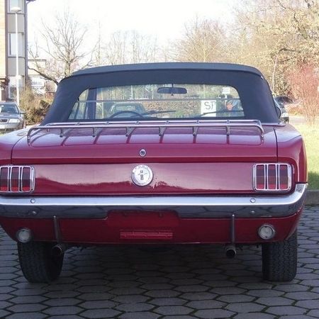 Roter Ford Mustang von der Heckseite.