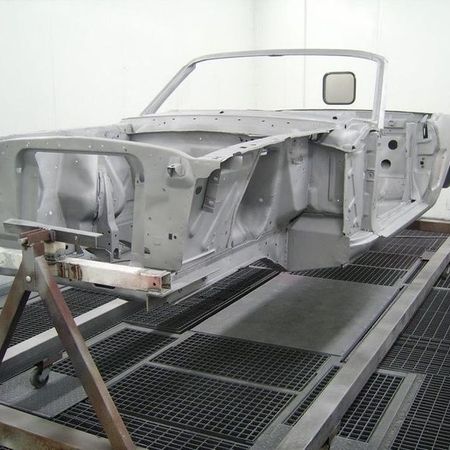 Ford Mustang Gerüst an einen Gerüst befestigt.
