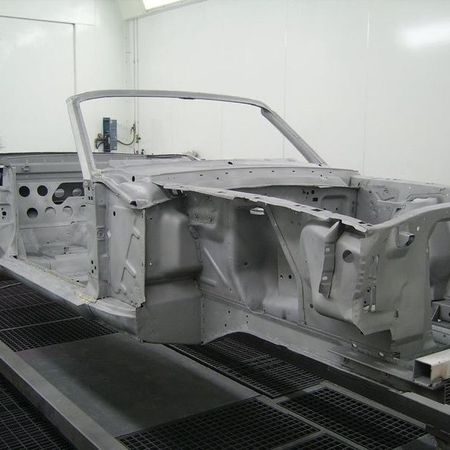 Ford Mustang Gerüst an einen Gerüst befestigt.