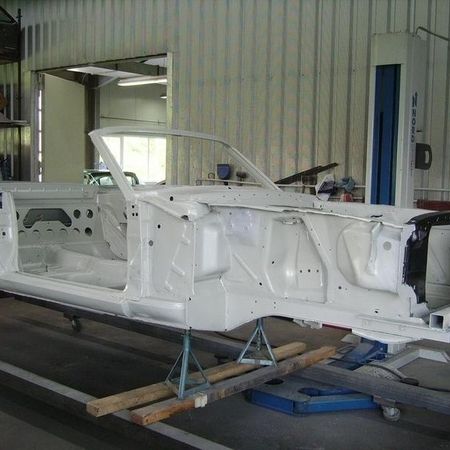 Ford Mustang Gerüst weiß lackiert.