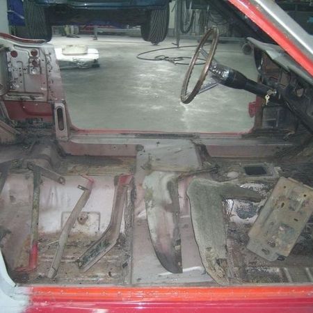 Ford Mustang Innenleben ohne Sitze.