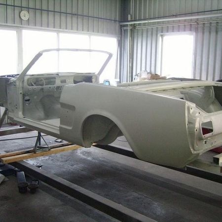 Ford Mustang auf einer Hebebühne