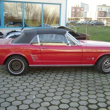 Ford Mustang in rot.