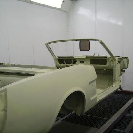 Ford Mustang auf einer Hebebühne