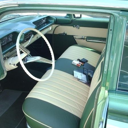 Oldsmobile 1959 Nahaufnahme vom Fahrersitz.