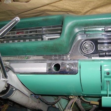 Oldsmobile 1959 Nahaufnahme der Fahrzeugkonsole in türkis.