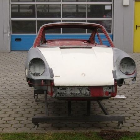 Porsche 911 im groben unlackierten Zustand.