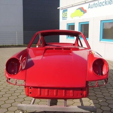 Porsche 911 Grundgerüst mit roter Lackierung von Vorne.