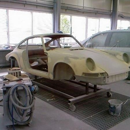 Porsche 911 Grundlackierung des Grundgerüsts