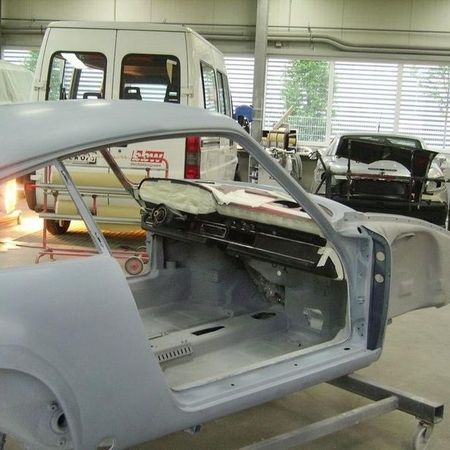 Porsche 911 Grundgerüst ohne Türen und Räder.
