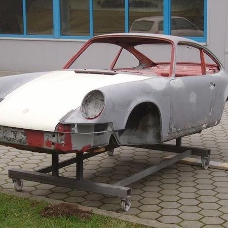 Porsche 911 Zwischenzustand von der Entfernung des Lacks.