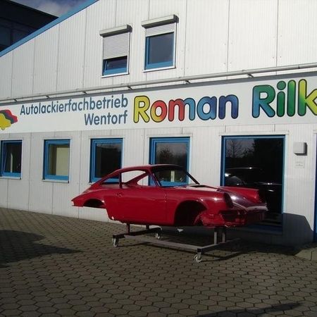 Porsche 911 rotes Grundgerüst vor dem Firmengebäude von Roman Rilke.
