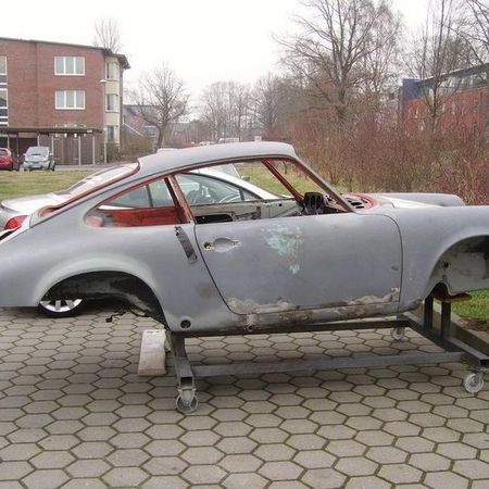 Porsche 911 Grundgerüst ohne Lack.