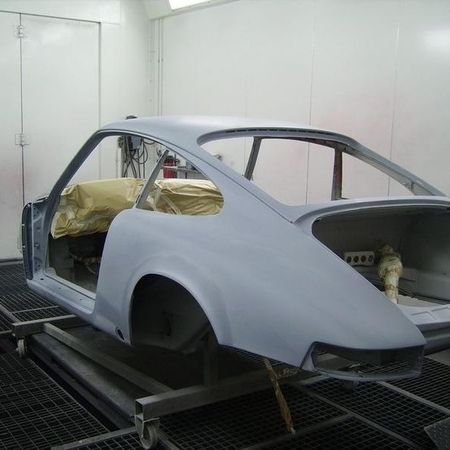 Porsche 911 von hinten mit einer Grundbasis für den Lack.