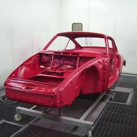 Porsche 911 Grundgerüst in rot von hinten.