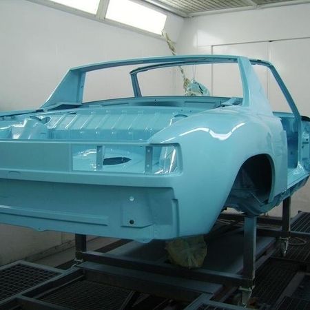 Porsche 914 lackiertes Grundgerüst in hellblau.