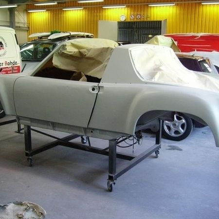 Porsche 914 Grundgerüst auf einer Hebebühne in weiß.