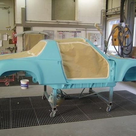 Porsche 914 seitliche Aufnahme des Grundgerüsts in hellblau.