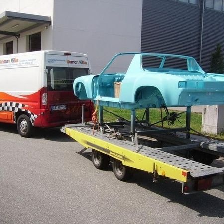 Porsche 914 lackiertes Grundgerüst auf einen Fahrzeuganhänger.