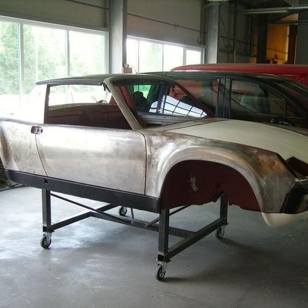 Porsche 914 im unlackierten Zustand von der Seite.