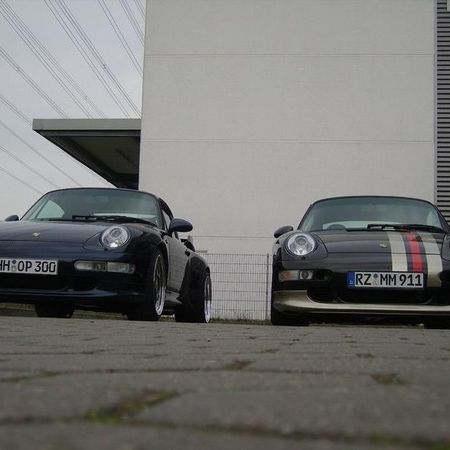 Porsche 933 von vorne mit einen anderen schwarzen Porsche.