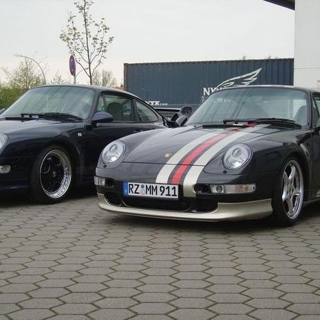 Porsche 933 in schwarz mit weißen und roten Streifen auf der Motorhaube.
