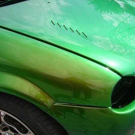 Opel Corsa ohne Innenleben in metallic grün