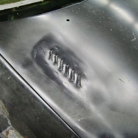 Opel Corsa Detailaufnahme von der Motorhaube.
