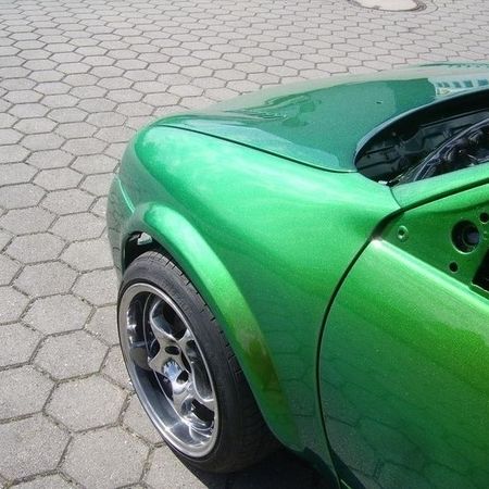 Opel Corsa seitliche Aufnahme der linken Stoßstange und Reifen