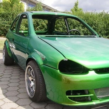 Opel Corsa Opel Corsa ohne Innenleben in metallic grün von vorne