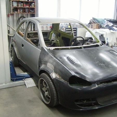 Opel Corsa im unlackierten Zustand.