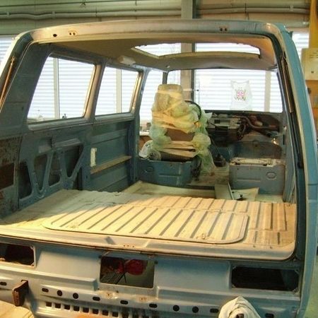 VW Bus T3 ohne Innenleben Kofferraum.