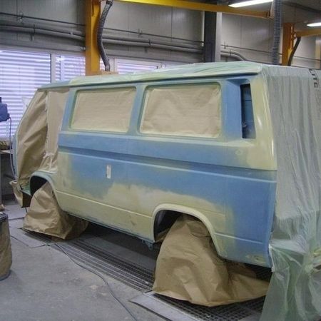 Hellblauer VW Bus T3 von der Seite.