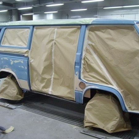 Hellblauer VW Bus T3 von der Seite.