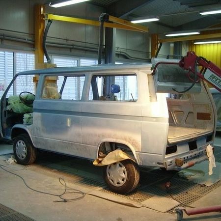 VW Bus T3 im unbehandelten Zustand in einer Halle.