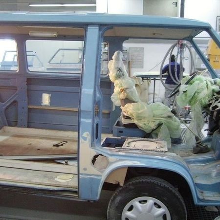 VW Bus T3 vor der Lackierung ohne Innenleben.
