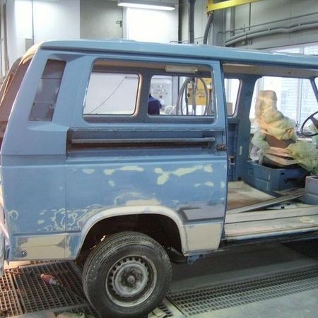 VW Bus T3 vor der Lackierung ohne Innenleben.