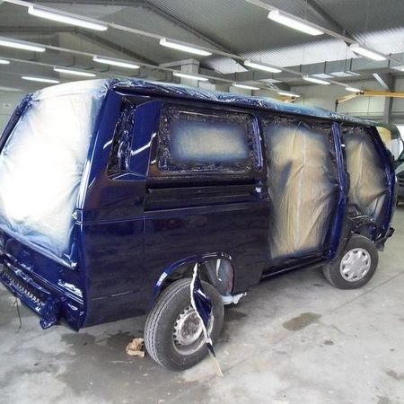 VW Bus T3 in dunkelblauen lackierten Zustand.