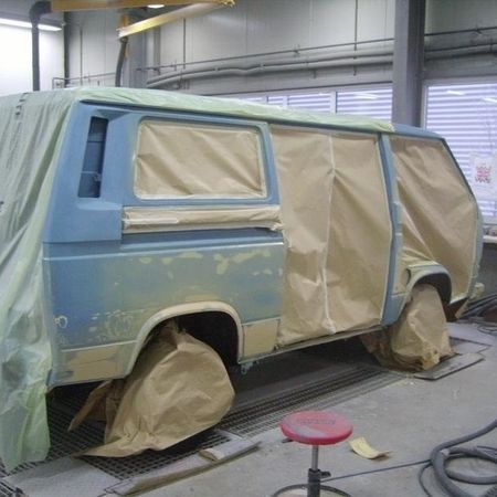 Hellblauer VW Bus T3 von der Seite.