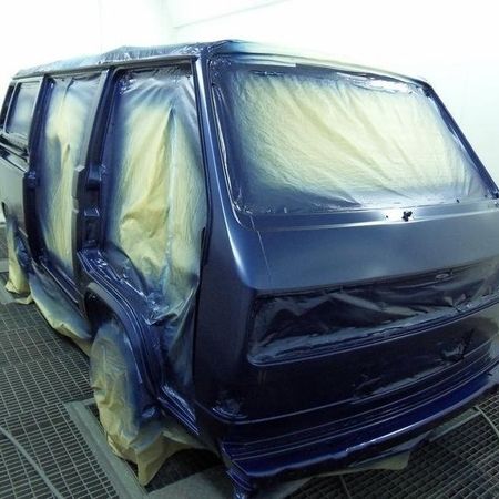 VW Bus T3 in dunkelblauen lackierten Zustand.