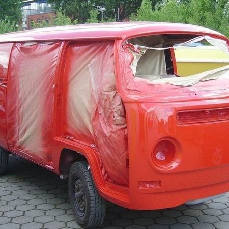 VW Bus T2 abgeklebt mit roter Lackierung