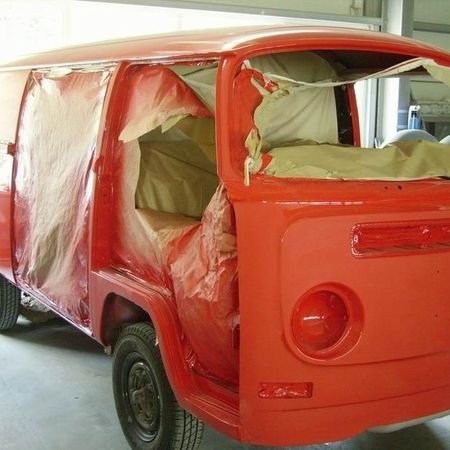 VW Bus T2 abgeklebt in rot.