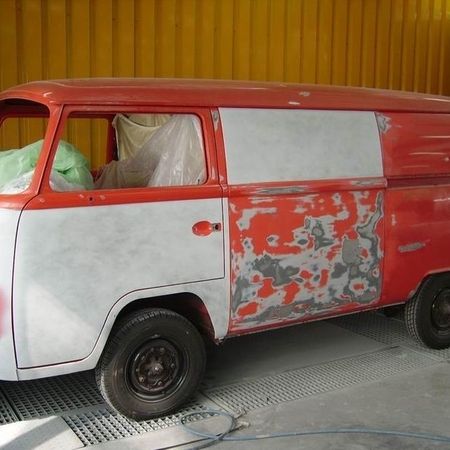 VW Bus T2 Zwischenstand Entfernung des alten Lacks.