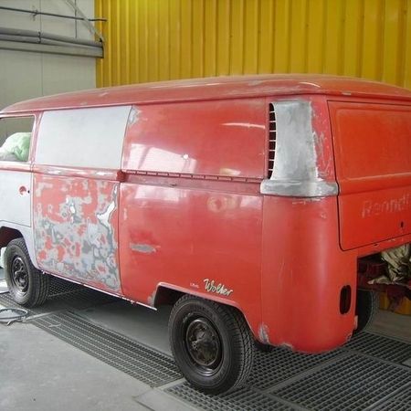 VW Bus T2 Zwischenstand Entfernung des alten Lacks.