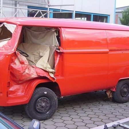 VW Bus T2 abgeklebt in rot von der Seite.