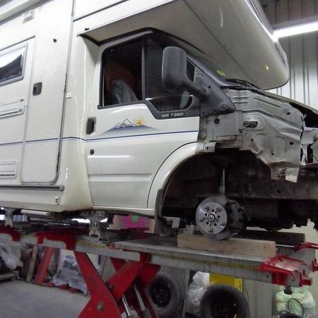 Weißes Ford Wohnmobil Instandsetzung der Motorhaube auf einer Hebebühne.