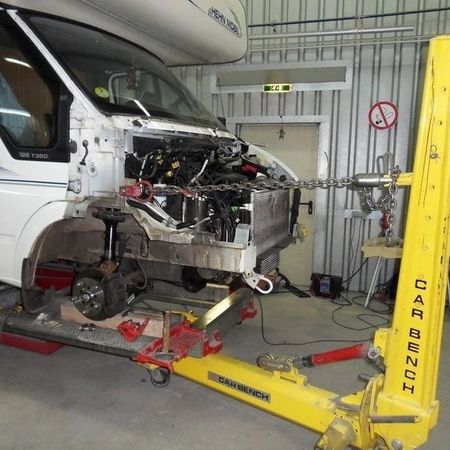 Weißes Ford Wohnmobil Instandsetzung der Motorhaube.