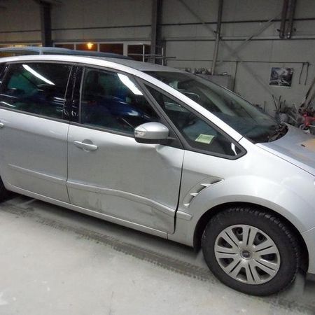 Ford-S-Max in silber mit einer großen Delle in der Tür.
