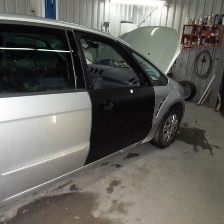 Ford-S-Max Einsatz einer neuen Tür.