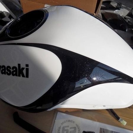 Kawasaki Motorradtank in weiß schwarz.